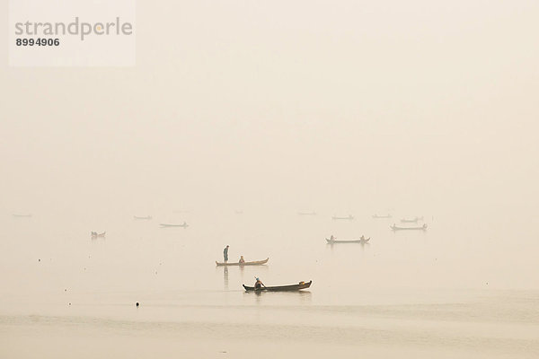 Fischer im Boot  Morgenlicht  Thaungthaman See  Amarapura  Mandalay-Division  Myanmar