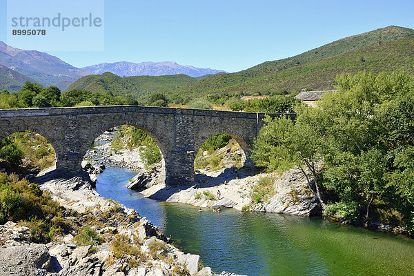 Alte Genueserbrücke über den Fluss Tavignano  bei Altiani  Corte  Korsika  Frankreich