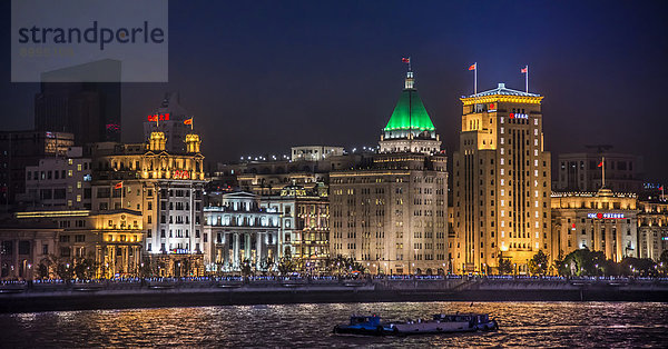 Bund bei Nacht mit Bank of China und Fairmont Peace Hotel von Pudong  Shanghai  China