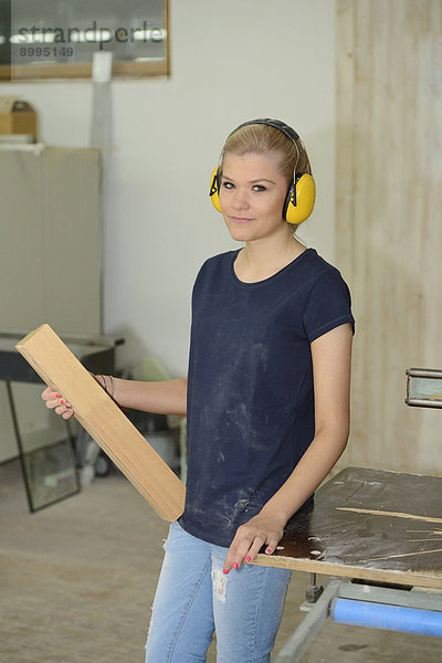 junge Frau junge Frauen arbeiten Zimmermann