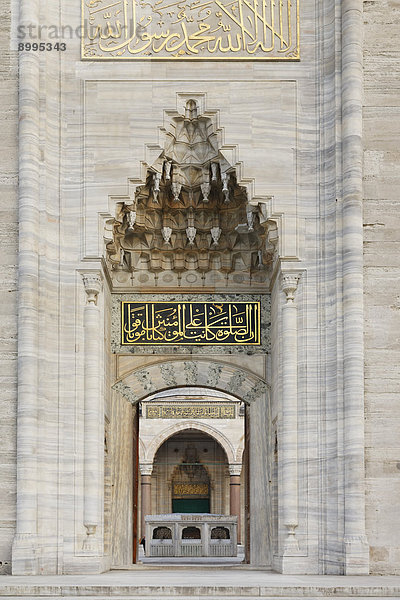 Haupteingang mit Muqarnas  Süleymaniye-Moschee  erbaut von Mimar Sinan  Istanbul  europäischer Teil  Türkei