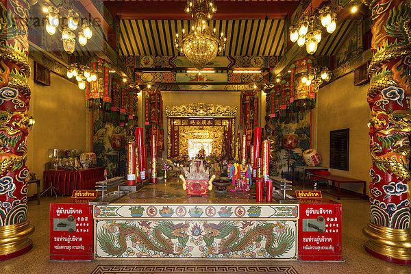 Opfergaben am Altar des chinesischen Sanjao Phuya Tempels oder Saan Chao Pu Ya Tempel  Udon Thani  Isan  Thailand