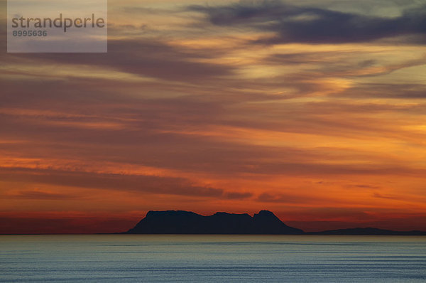 Felsbrocken Wolke Sonnenuntergang Beleuchtung Licht Andalusien Gibraltar links Mittelmeer Spanien Meerenge