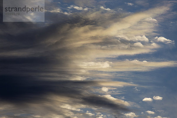 Stratocumulus-Wolken mit Altocumulus-Wolken hinten  Andalusien  Spanien