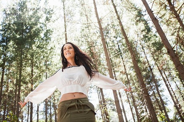 Junge Frau im Wald  Arme ausgestreckt