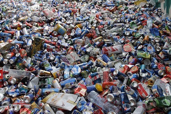 Abfallhaufen von Verpackungen  Plastikflaschen und Blechdosen