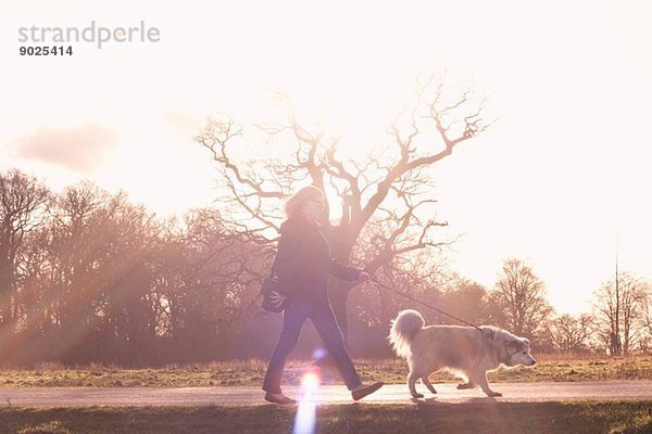 Mittlere erwachsene Frau mit ihrem Pyrenäen-Sporthund