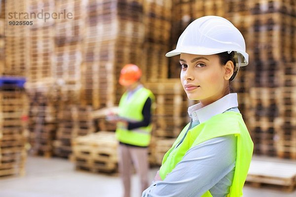 Porträt einer Supervisorin im Distributionslager