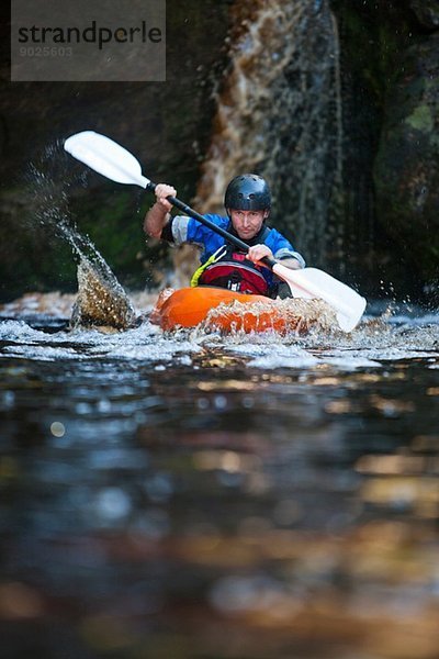 Mid Erwachsene Mann Kajakfahren auf dem Fluss