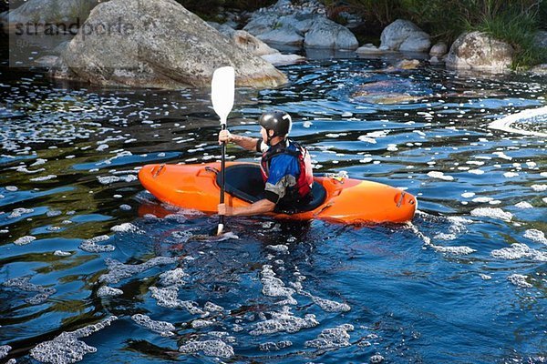 Mid Erwachsene Mann Kajakfahren auf dem Fluss