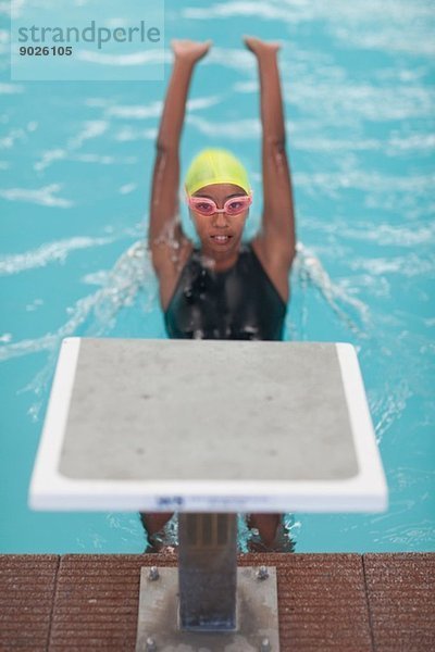 Rückentraining für Mädchen im Schwimmbad