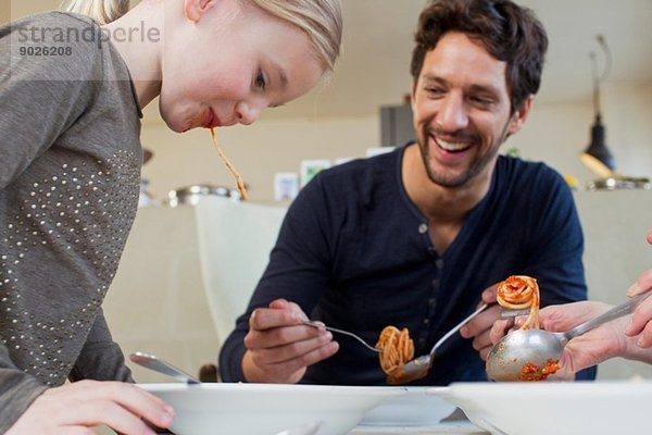 Mittlerer Erwachsener Mann und Familie beim Essen einer Spaghetti-Mahlzeit
