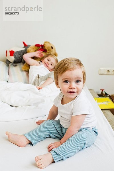 Porträt des Mädchens im Bett mit ihrer Schwester