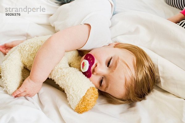 Baby Mädchen schläft mit Teddybär