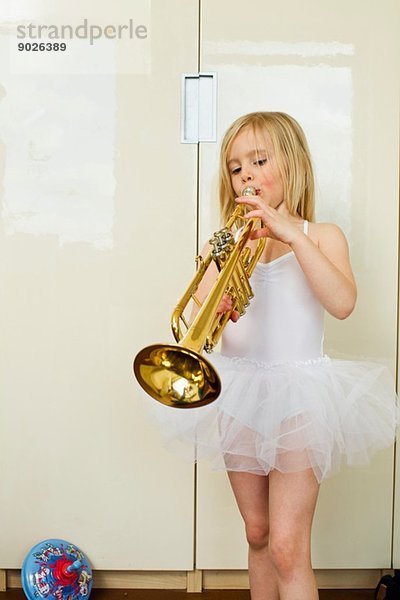 Porträt eines jungen Mädchens beim Trompetenspiel