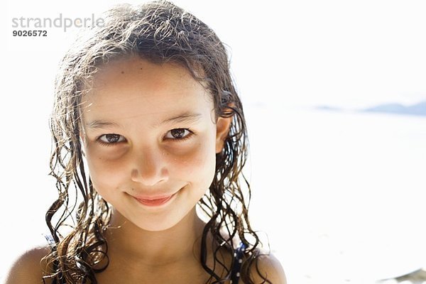 Porträt eines Mädchens mit nassen Haaren