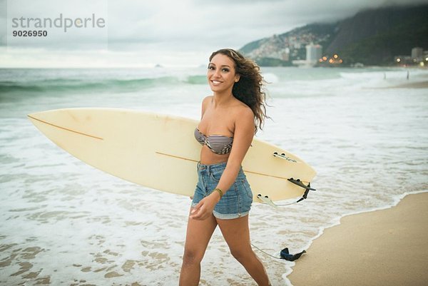 Junge Frau mit Surfbrett