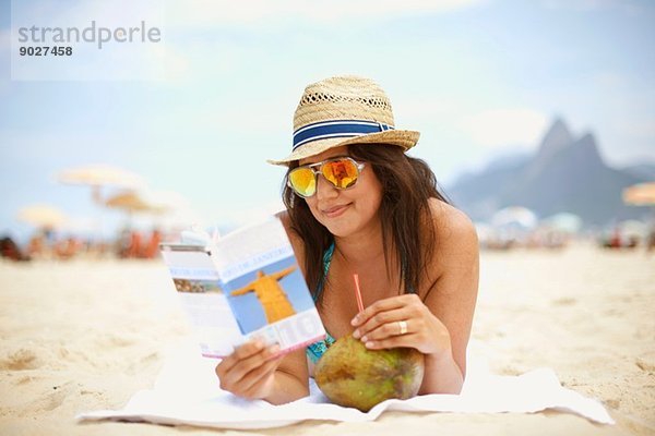 Reife Frau liest Reiseführer  Strand von Ipanema  Rio De Janeiro  Brasilien