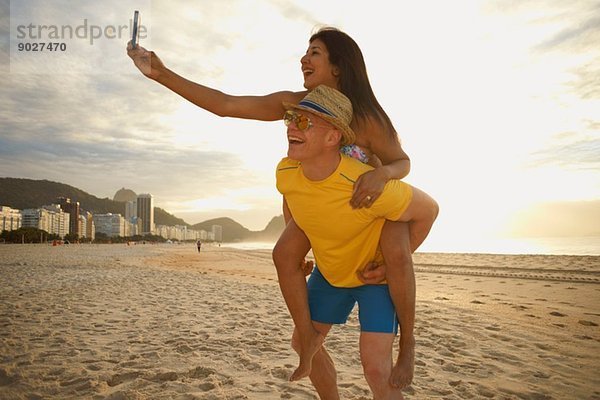Selbstporträt eines Paares auf dem Smartphone  Copacabana Beach  Rio De Janeiro  Brasilien