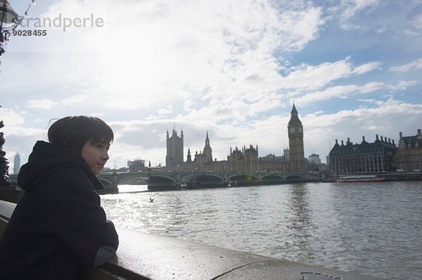 Junge an der Themse  Palace of Westminster im Hintergrund  London