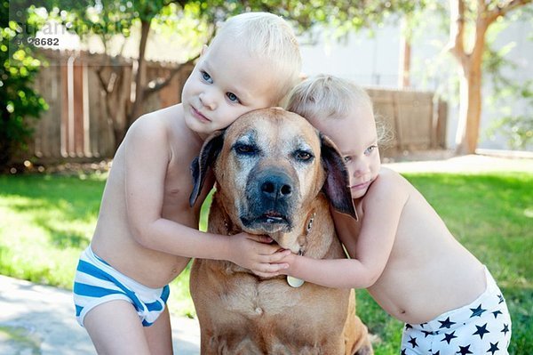 Porträt von alten Hunde- und Kleinkind-Zwillingen