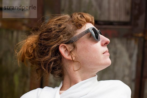 Porträt einer Frau mit Sonnenbrille