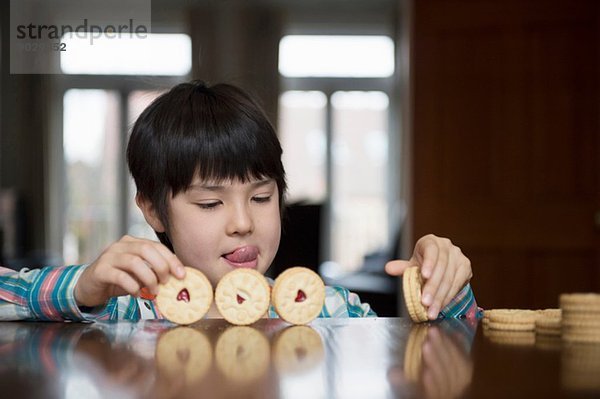 Junge spielt mit Keksen