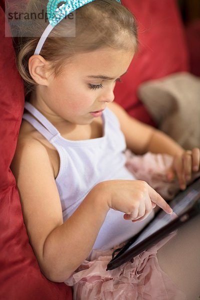 Nahaufnahme eines jungen Mädchens mit Touchscreen auf digitalem Tablett
