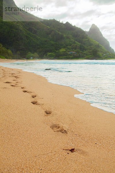 Fußabdrücke im Strandsand  Kaua'i  Hawaii  USA