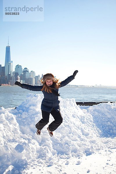 Vereinigte Staaten von Amerika  USA  Frau  New York City  springen  Mittelpunkt  Erwachsener  Manhattan  Schnee