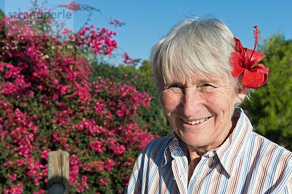 Senior Senioren Frau Blume lächeln Haar