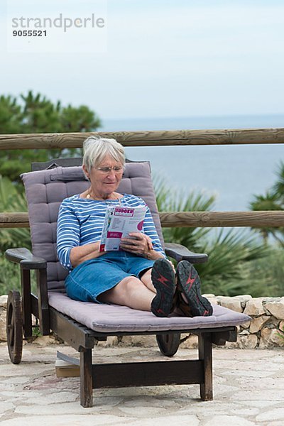 Senior  Senioren  Frau  Stuhl  Italien  vorlesen  Sizilien  Sonne