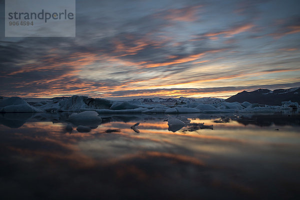 Eisberge  Gletscherlagune Jökulsárlón im Abendrot  Vatnajökull Gletscher  Austurland  Ost-Island  Island