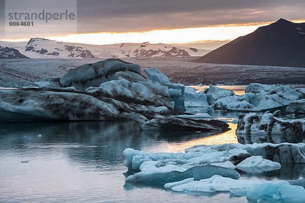 Eisberge  Gletscherlagune Jökulsárlón im Abendrot  Vatnajökull Gletscher  Austurland  Ost-Island  Island
