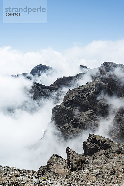Wolkenverhangene Berghänge  Lavalandschaft  Roque de los Muchachos  Nationalpark Caldera de Taburiente  La Palma  Kanarische Inseln  Spanien Caldera de Taburiente Nationalpark