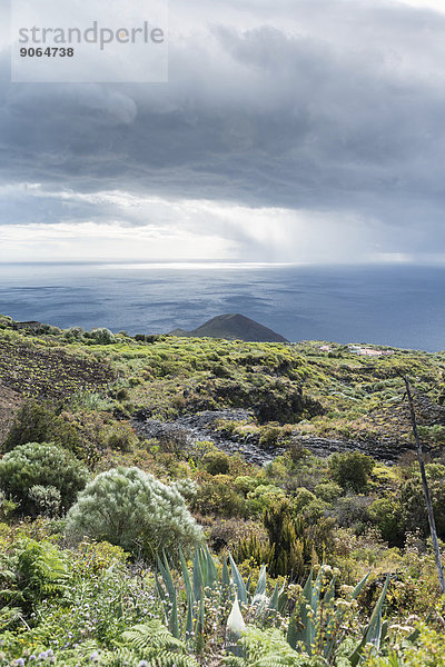 Montaña del Azufre  kleiner Vulkan  bedrohliche Wolken  Nordosten von La Palma  Kanarische Inseln  Spanien