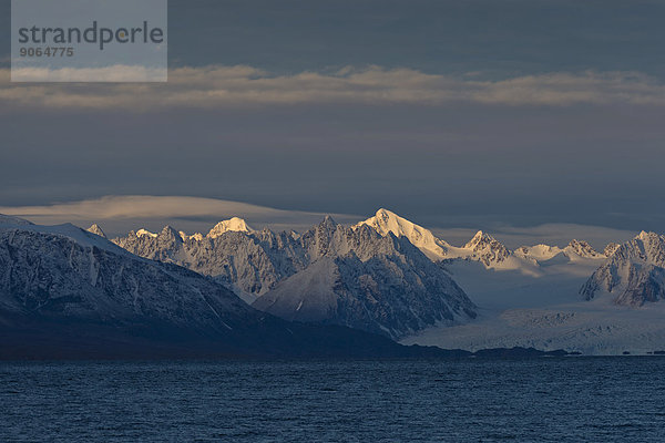 Berge und Gletscher  Liefdefjorden  Insel Spitzbergen  Inselgruppe Spitzbergen  Svalbard und Jan Mayen  Norwegen