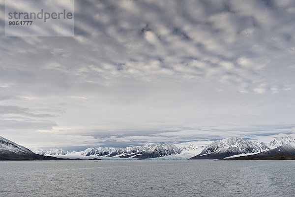 Berge und Gletscher  Liefdefjorden  Insel Spitzbergen  Inselgruppe Spitzbergen  Svalbard und Jan Mayen  Norwegen