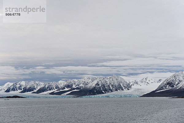 Berge und Gletscher  Liefdefjorden  Insel Spitzbergen  Inselgruppe Spitzbergen  Svalbard und Jan Mayen  Norwegen