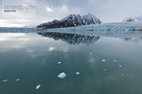 Spiegelung  Berge und Gletscher  Monacobreen  Liefdefjorden  Insel Spitzbergen  Inselgruppe Spitzbergen  Svalbard und Jan Mayen  Norwegen