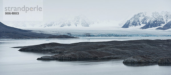 Landzunge  Berge und Gletscher im Nebel  Monacobreen  Liefdefjorden  Insel Spitzbergen  Inselgruppe Spitzbergen  Svalbard und Jan Mayen  Norwegen