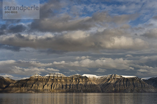 Fjord  zerfurchte Berge  Isfjord  Insel Spitzbergen  Inselgruppe Spitzbergen  Svalbard und Jan Mayen  Norwegen