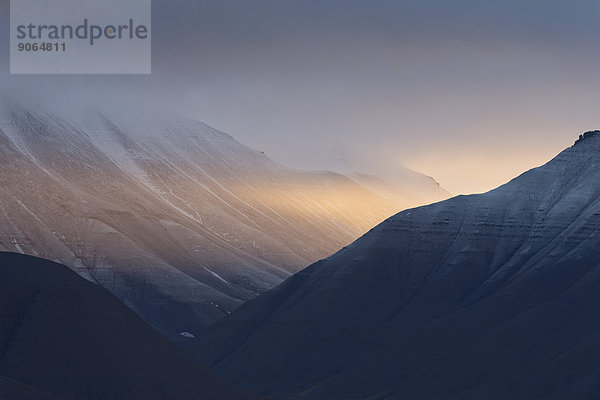 Abendlicht in einem Tal  Fjord  Isfjord  Insel Spitzbergen  Inselgruppe Spitzbergen  Svalbard und Jan Mayen  Norwegen