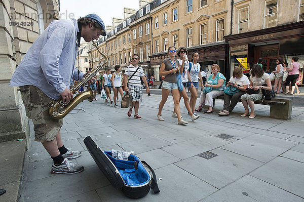 Straßenmusiker mit Saxophon  Bath  Somerset  Südengland  England  Großbritannien