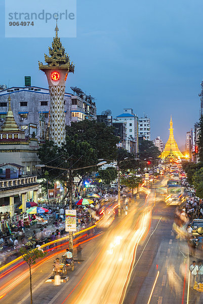 Uhrturm  hinten die Sule-Pagode  in der blauen Stunde  Straßenverkehr  Yangon oder Rangun  Yangon-Division  Myanmar