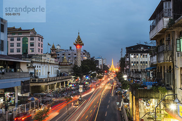 Uhrturm  hinten die Sule-Pagode  in der blauen Stunde  Straßenverkehr  Yangon oder Rangun  Yangon-Division  Myanmar