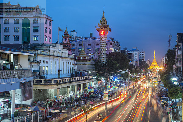 Uhrturm  hinten die Sule-Pagode  in der blauen Stunde  Straßenverkehr  Yangon oder Rangun  Yangon-Division  Myanmar