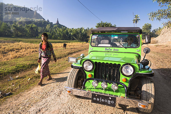 Frau neben Geländewagen  Jeep auf der Schotterpiste  Mrauk U  Sittwe-Division  Rakhaing Staat  Myanmar