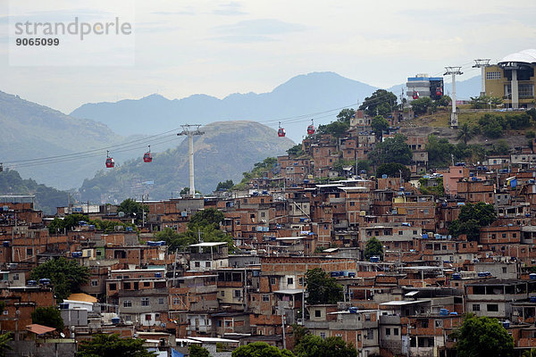 Mittelgroße Menschengruppe Mittelgroße Menschengruppen hoch oben Hügel Verbindung bauen Seilbahn Brasilien Rio de Janeiro