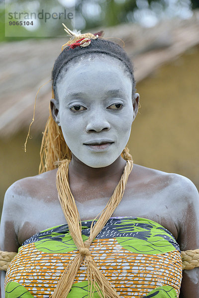 Porträt einer kranken Frau bei einem Heiltanz  Heilzeremonie  Nkala  Provinz Bandundu  Demokratische Republik Kongo
